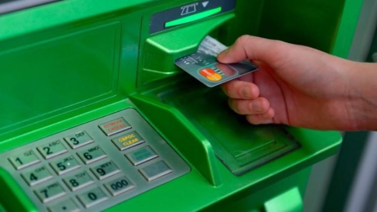 В ПриватБанке рассказали, почему без предупреждения блокируют карты клиентов