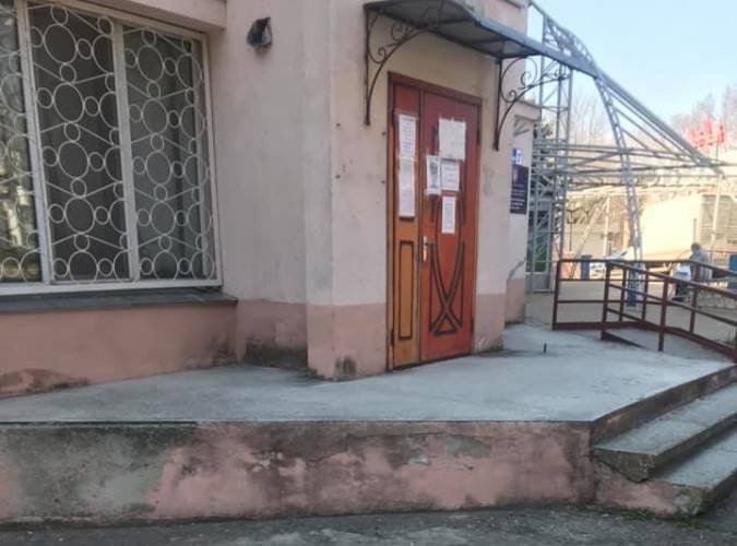 Возле Черноморского ЗАГСа грязь и старые покрышки, - соцсети