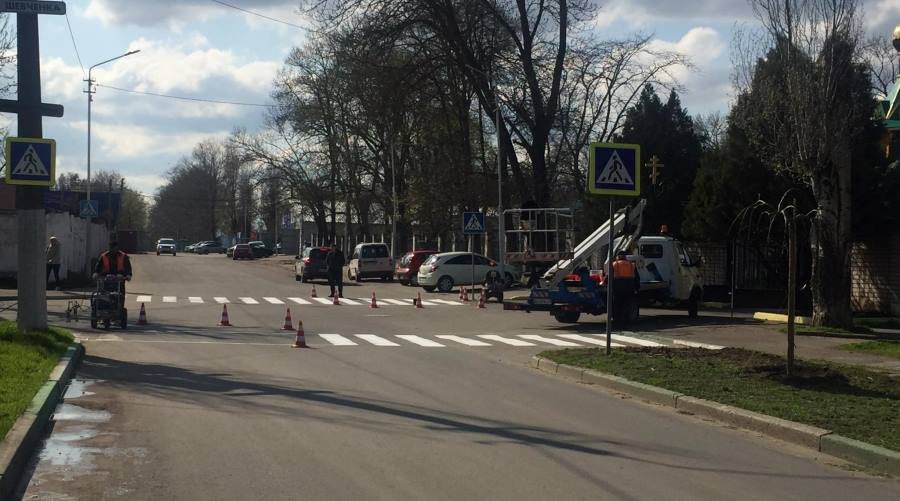 Коммунальщики обновляют дорожную разметку в Черноморске