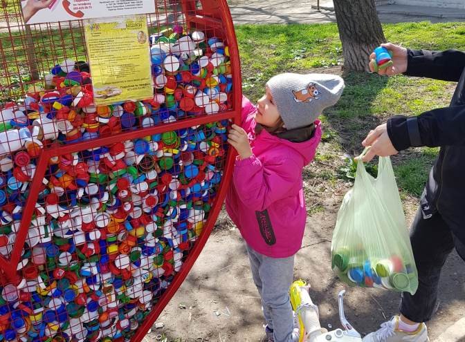 В Черноморске собрали 25 кг пластиковых крышек для переработки в поддержку детей с особыми потребностями