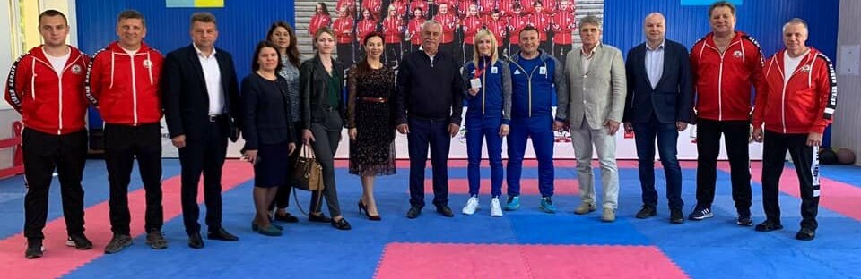 Черноморские политики и общественные деятели лично пожали руку Аните Серегиной