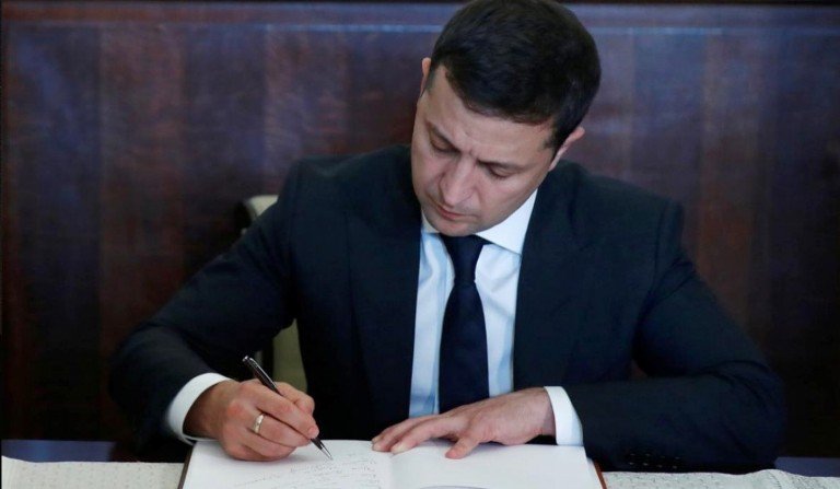 Зеленский подписал указ, который предусматривает повышение зарплат медикам