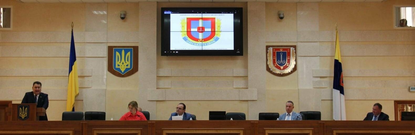 Депутат из Черноморска презентовал герб и флаг Одесского района