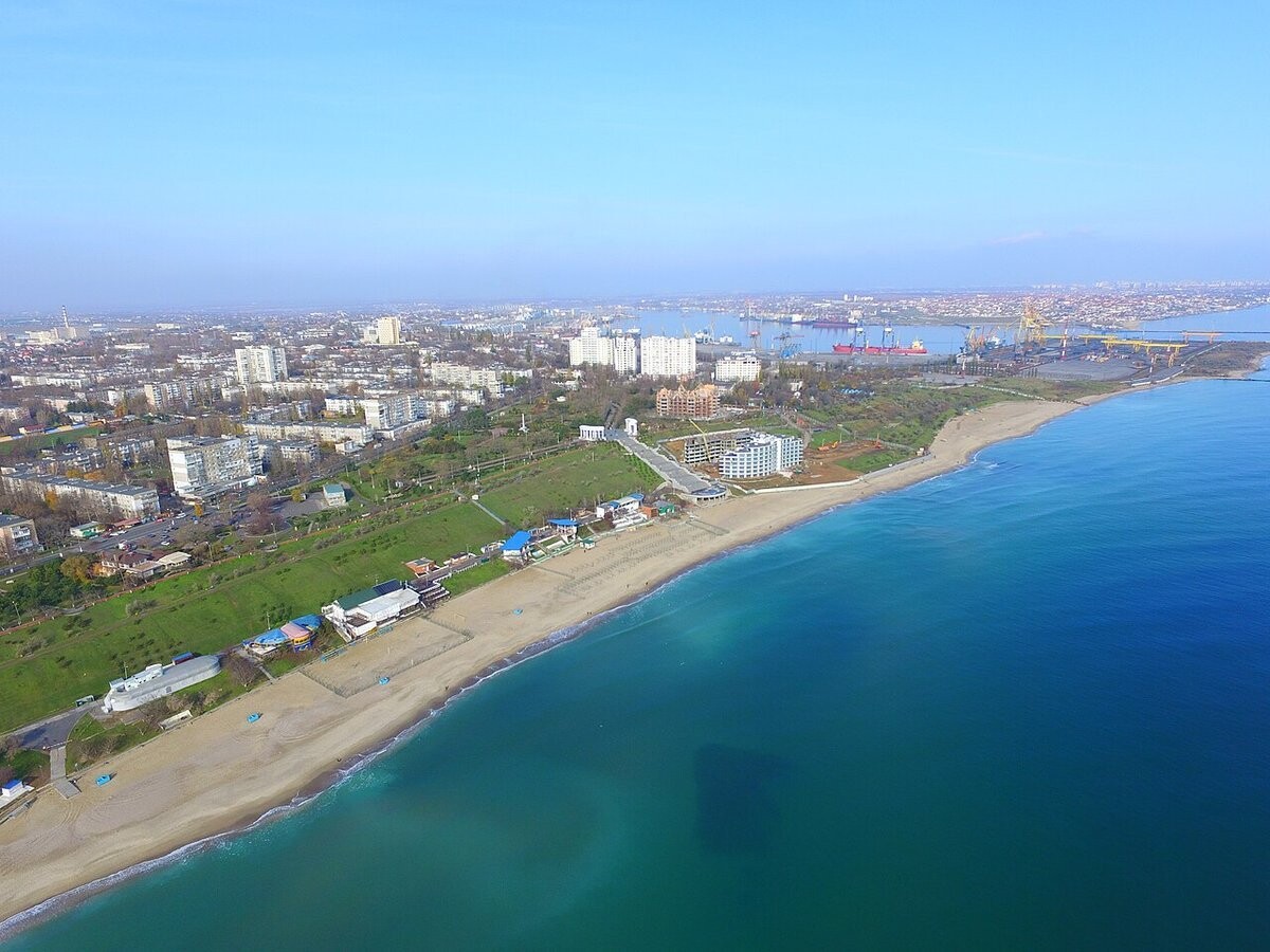 Чёрное море и пляжная полоса Черноморска, вид сверху. Фото: Alexey M., Wikimedia Commons, CC BY-SA 4.0 Чёрное море и пляжная полоса Черноморска, вид сверху