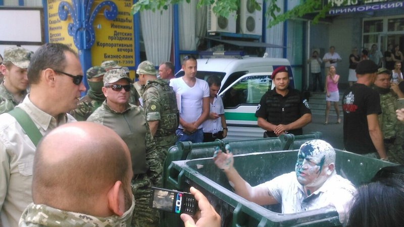Чиновника в Одессе подвергли унижениям (фото) - фото 1